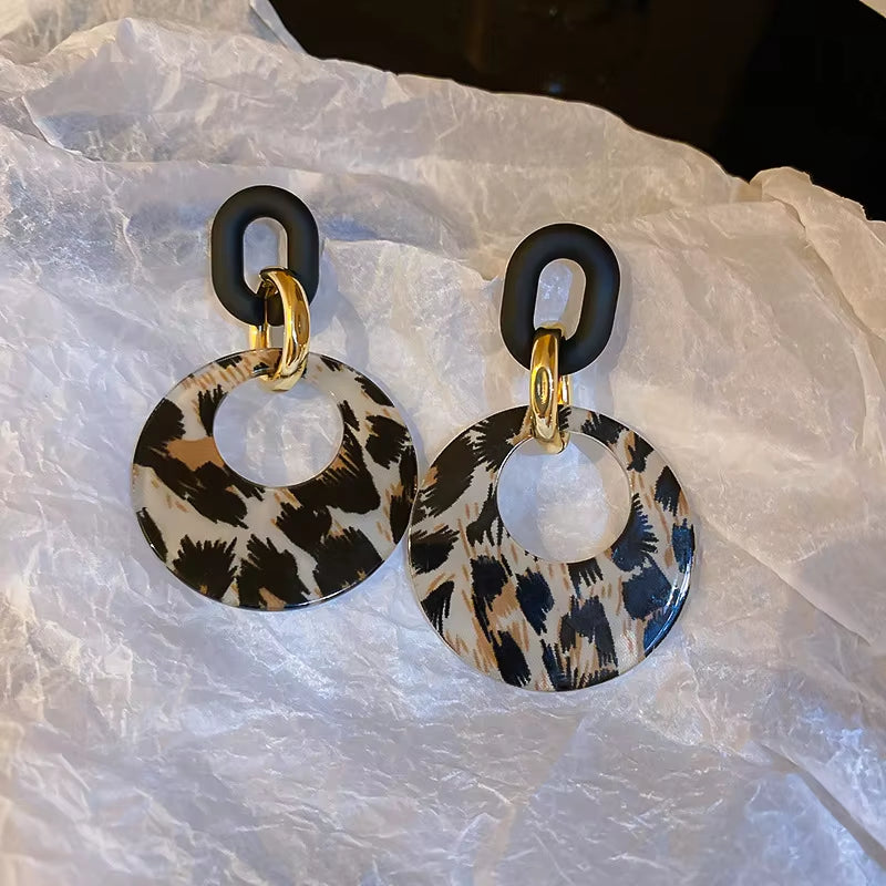 Trendy Unique Leopard Print Drop Earrings for Fashion Girl Acrylic Metal round Pendant Dangle Earrings Leopard Snake Jewelry