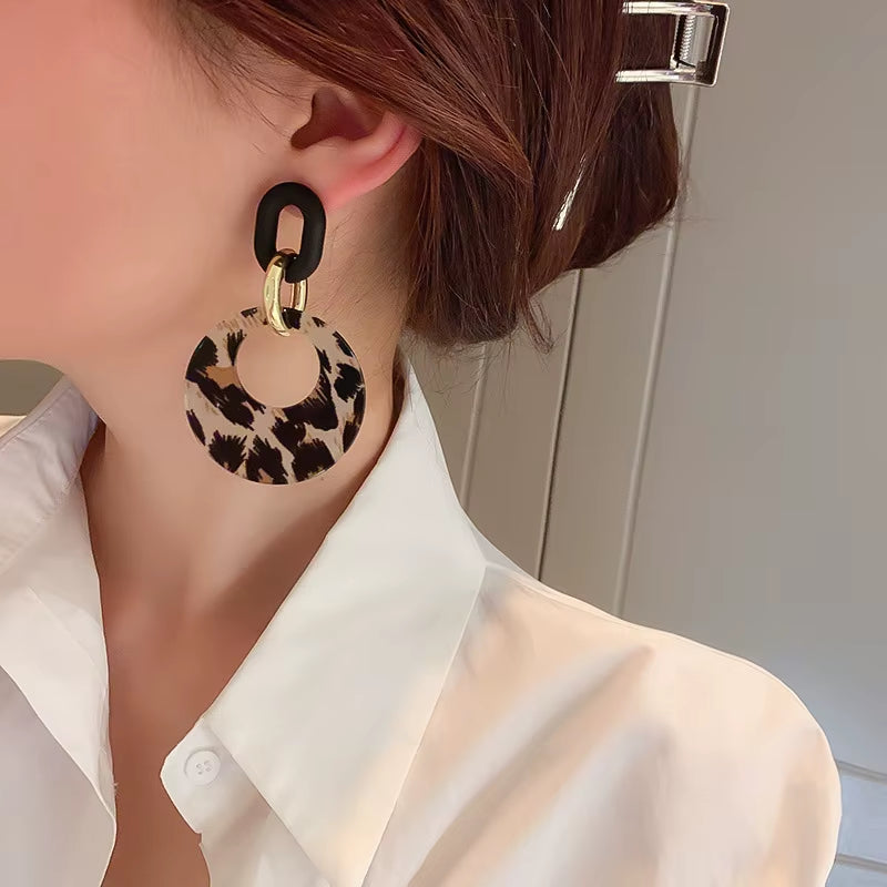 Trendy Unique Leopard Print Drop Earrings for Fashion Girl Acrylic Metal round Pendant Dangle Earrings Leopard Snake Jewelry