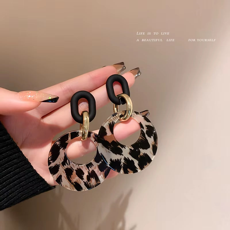 Trendy Unique Leopard Print Drop Earrings for Fashion Girl Acrylic Metal round Pendant Dangle Earrings Leopard Snake Jewelry