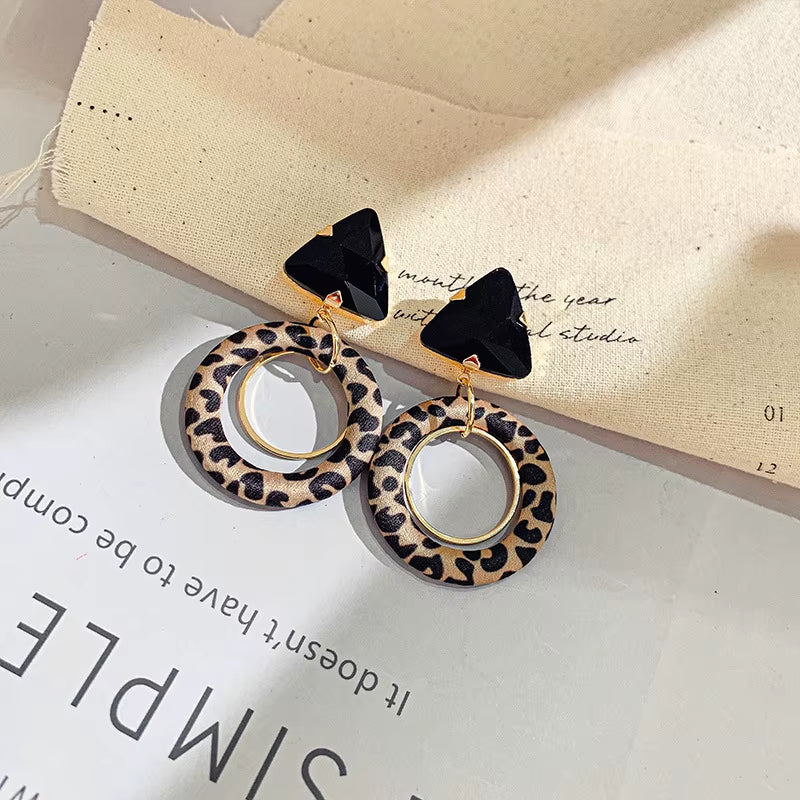 Trendy Unique Leopard Print Drop Earrings for Fashion Girl Acrylic Metal round Pendant Dangle Earrings Leopard Snake Jewelry