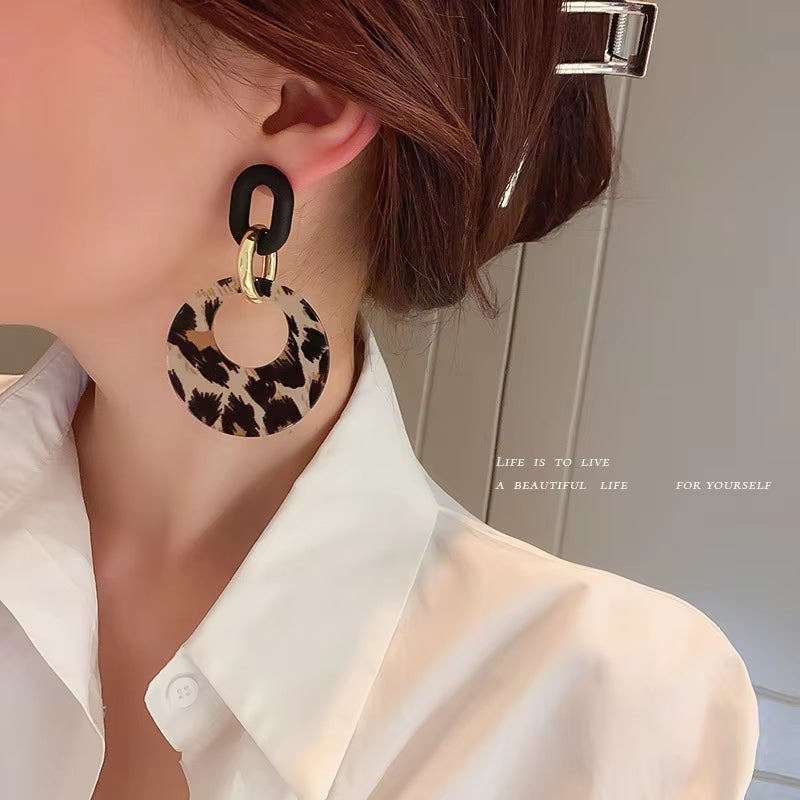 Trendy Unique Leopard Print Drop Earrings for Fashion Girl Acrylic Metal round Pendant Dangle Earrings Leopard Snake Jewelry