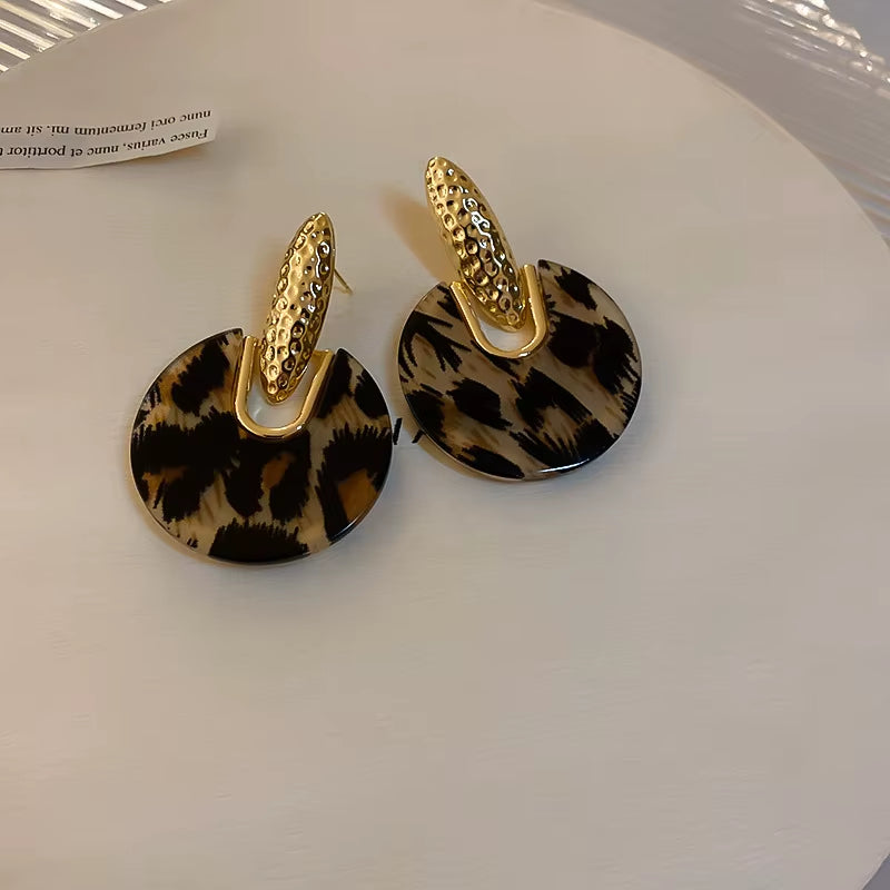 Trendy Unique Leopard Print Drop Earrings for Fashion Girl Acrylic Metal round Pendant Dangle Earrings Leopard Snake Jewelry